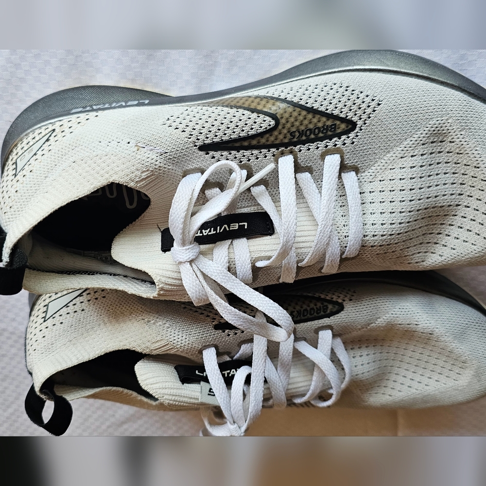 Brooks‎ White and Gray Athletic Shoes - Picture 2 of 6